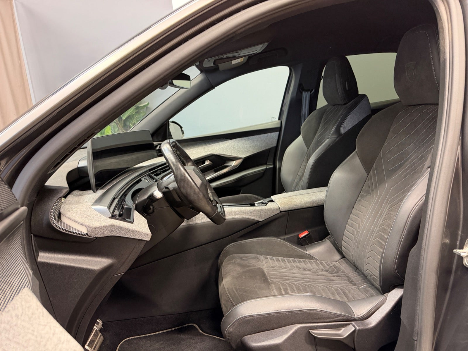 Grå Peugeot e-3008 fra 2025
