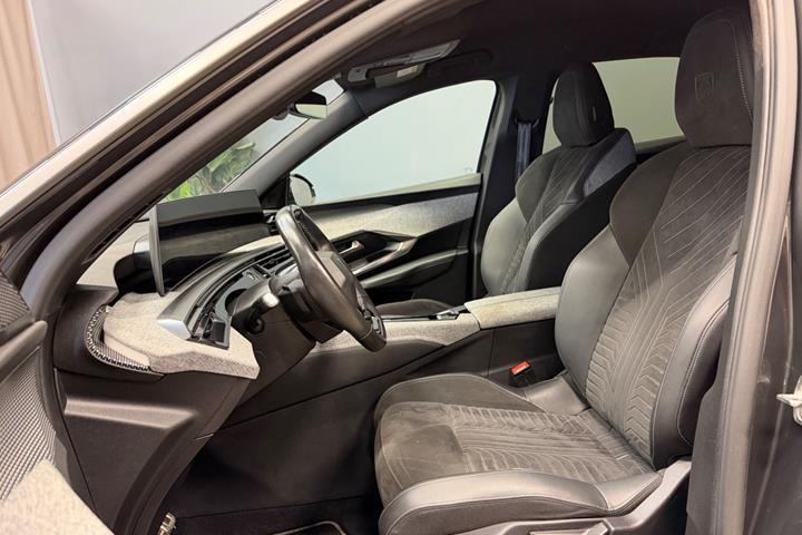 Grå Peugeot e-3008 fra 2025