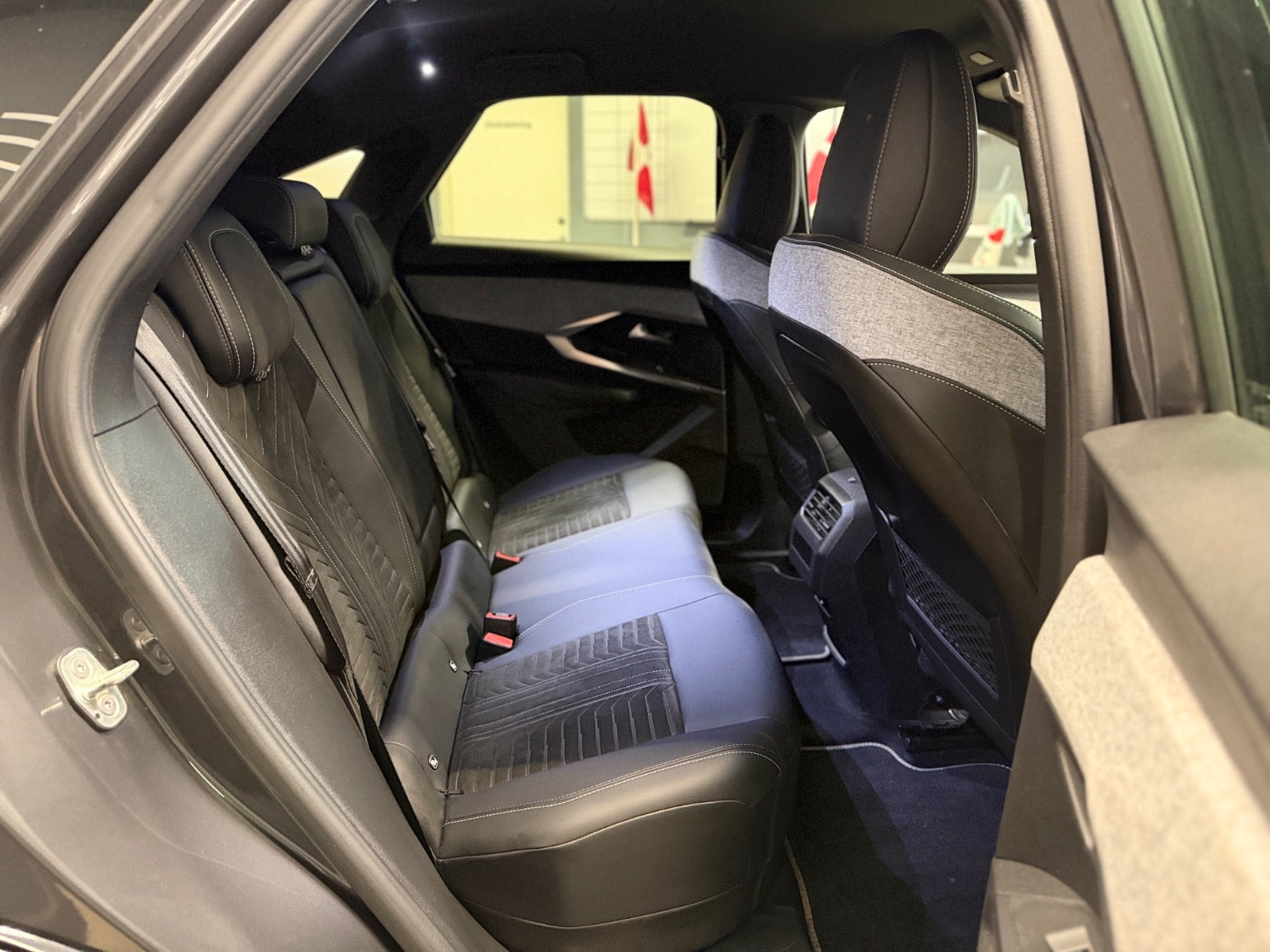 Grå Peugeot e-3008 fra 2025