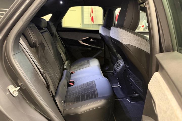 Grå Peugeot e-3008 fra 2025