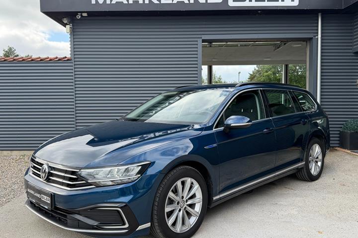 Blå VW Passat fra 2020