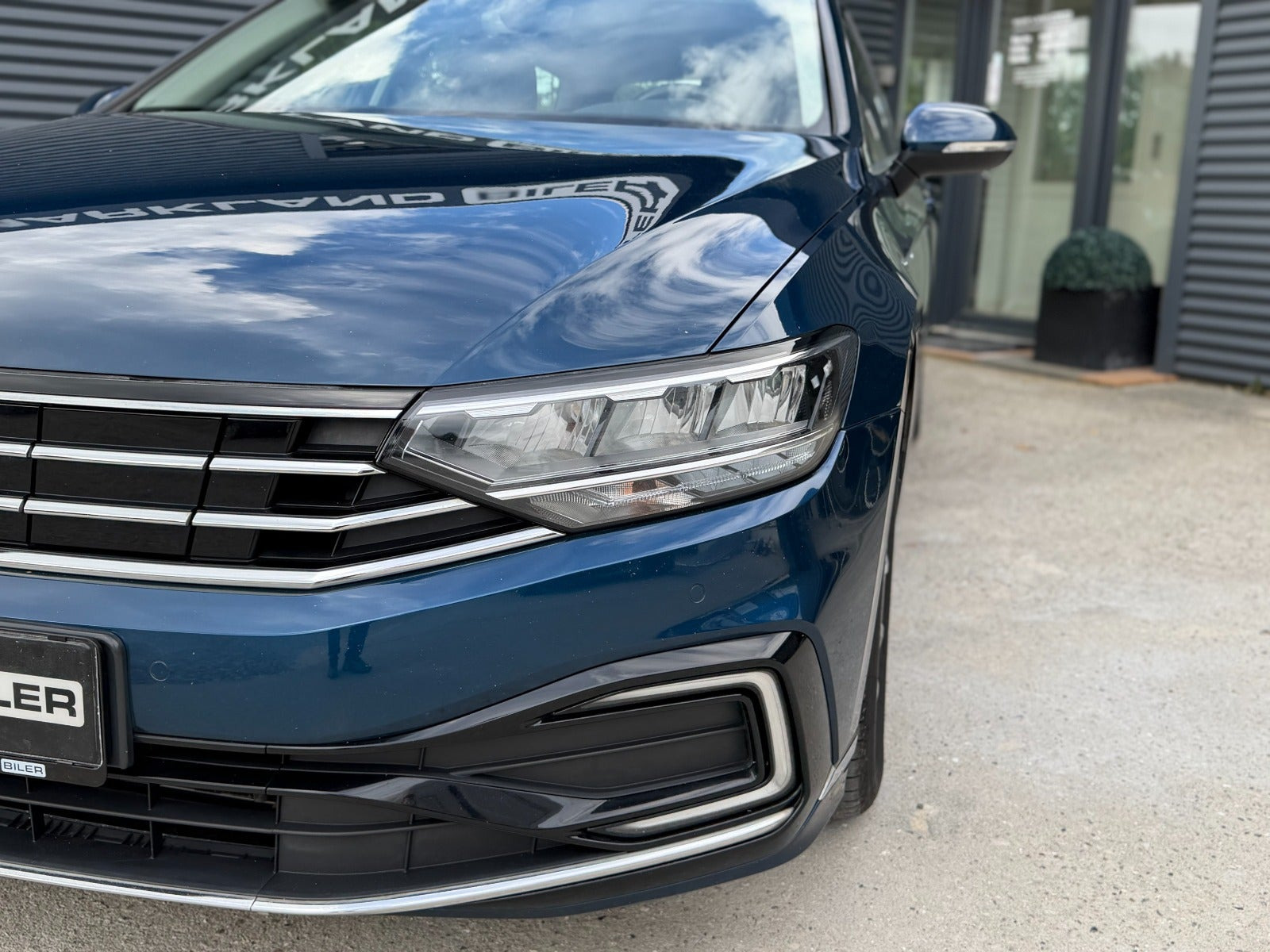 Blå VW Passat fra 2020