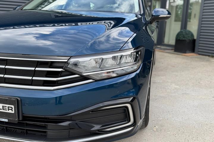 Blå VW Passat fra 2020