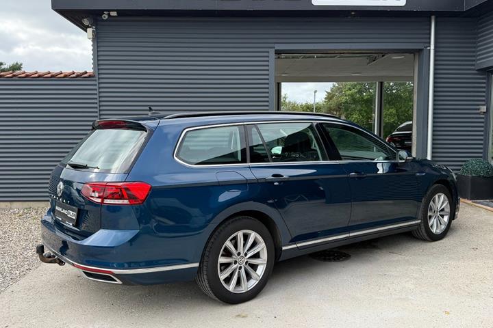 Blå VW Passat fra 2020