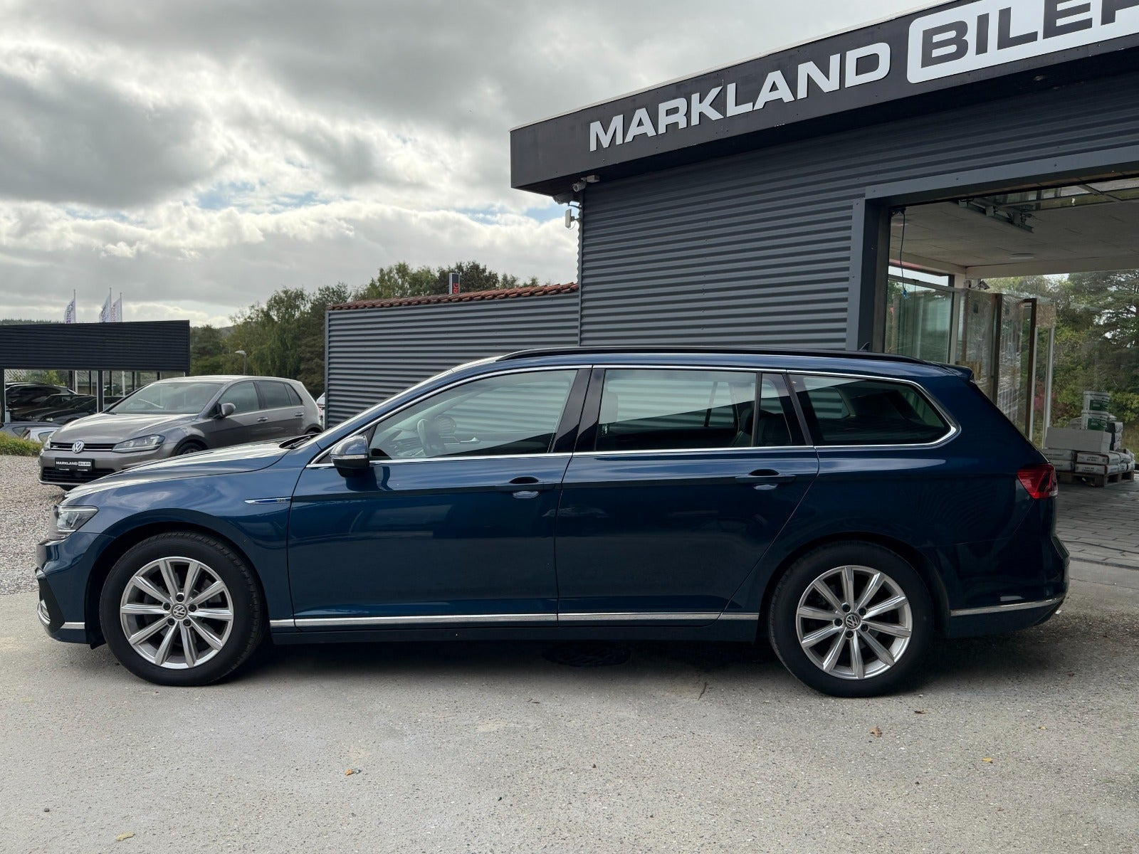 Blå VW Passat fra 2020