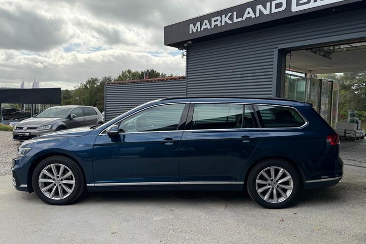 Blå VW Passat fra 2020