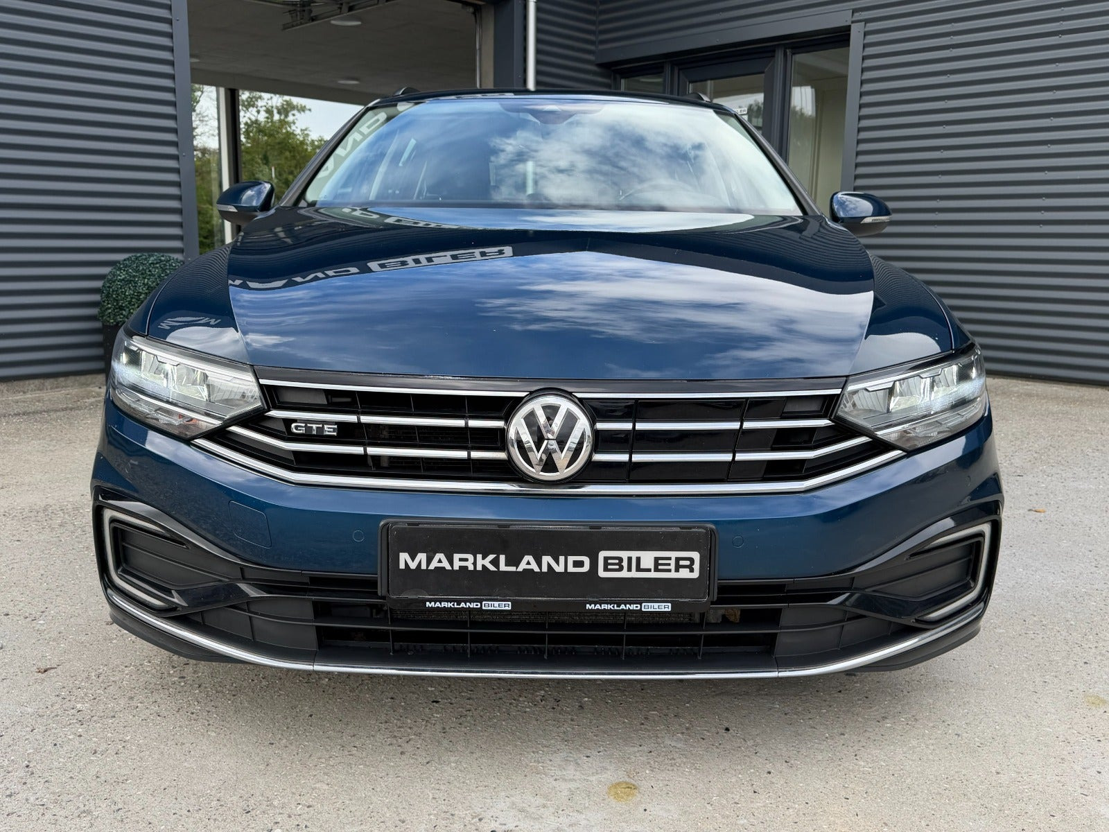 Blå VW Passat fra 2020