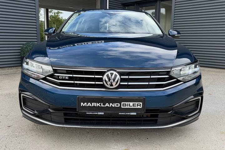 Blå VW Passat fra 2020