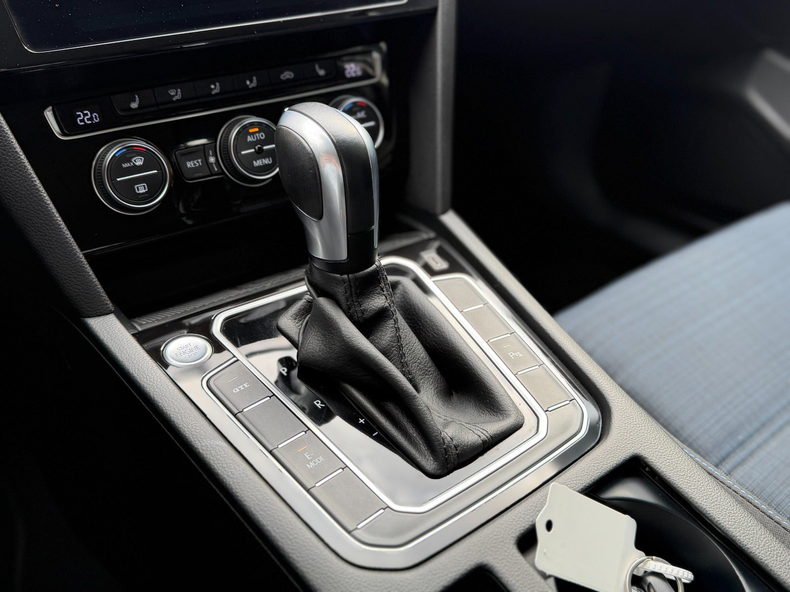 Blå VW Passat fra 2020