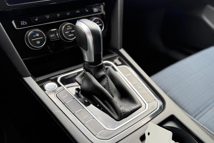 Blå VW Passat fra 2020