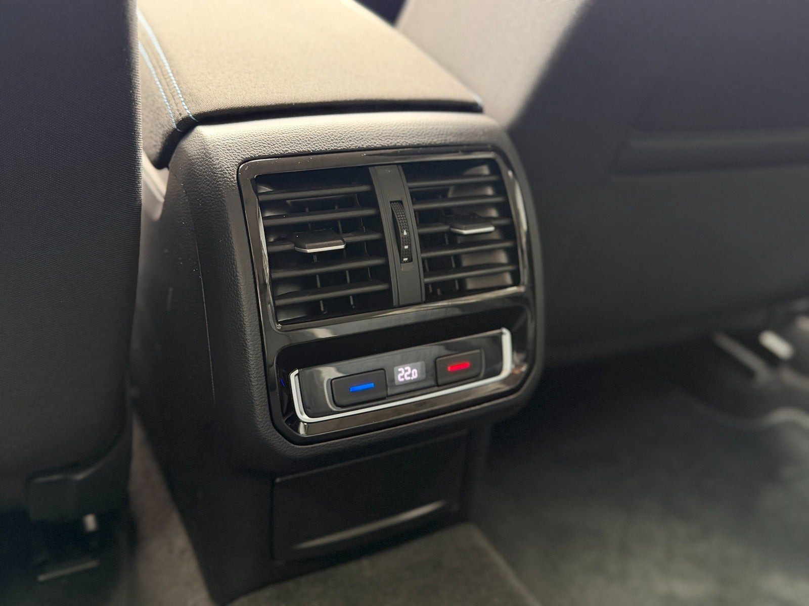 Blå VW Passat fra 2020