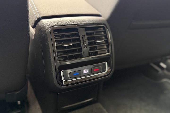 Blå VW Passat fra 2020