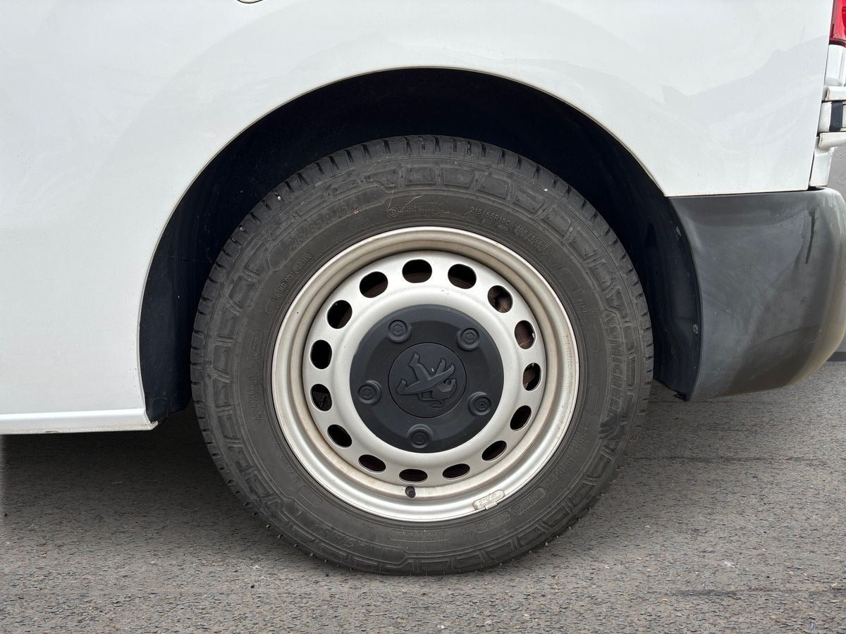 Hvid Peugeot e-Expert fra 2023