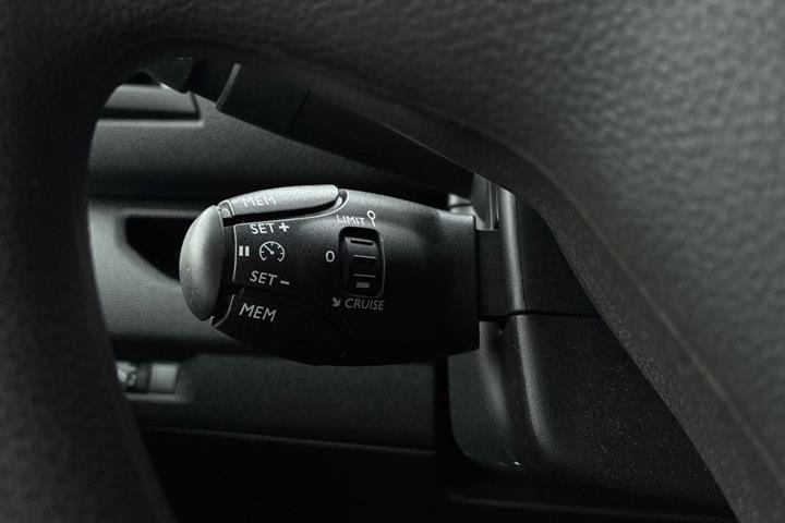 Hvid Peugeot e-Expert fra 2023