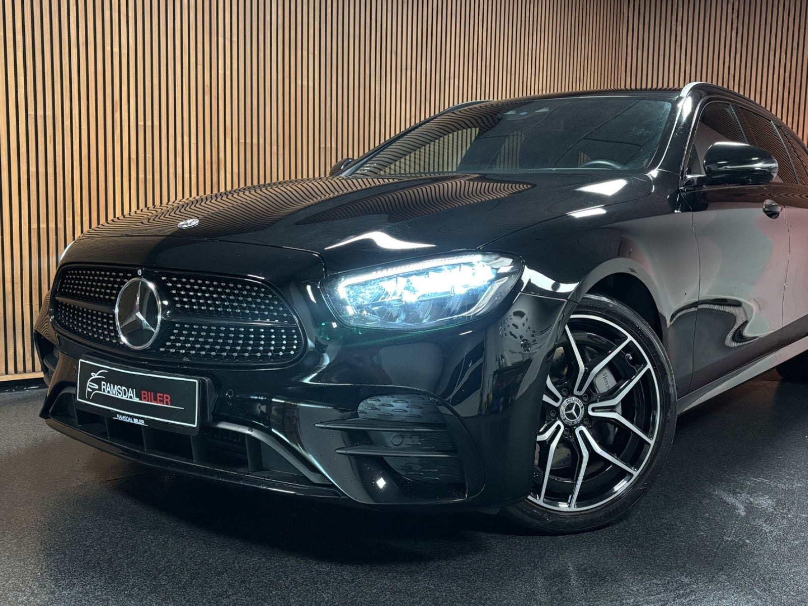 Sort Mercedes E220 d fra 2022