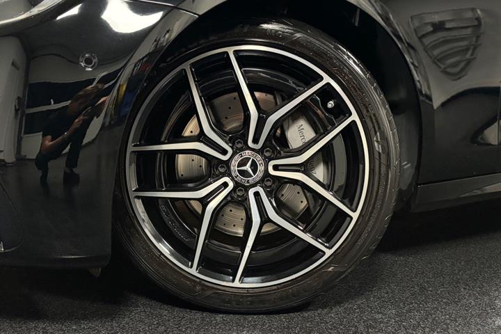 Sort Mercedes E220 d fra 2022