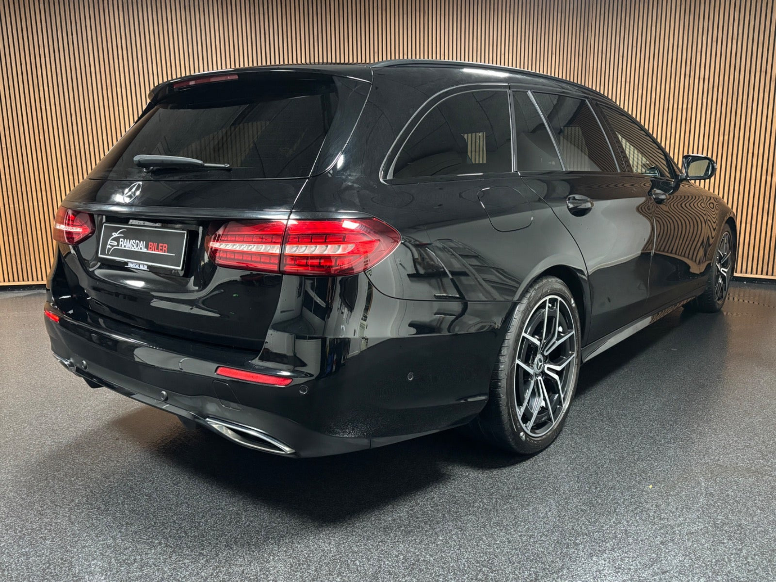 Sort Mercedes E220 d fra 2022