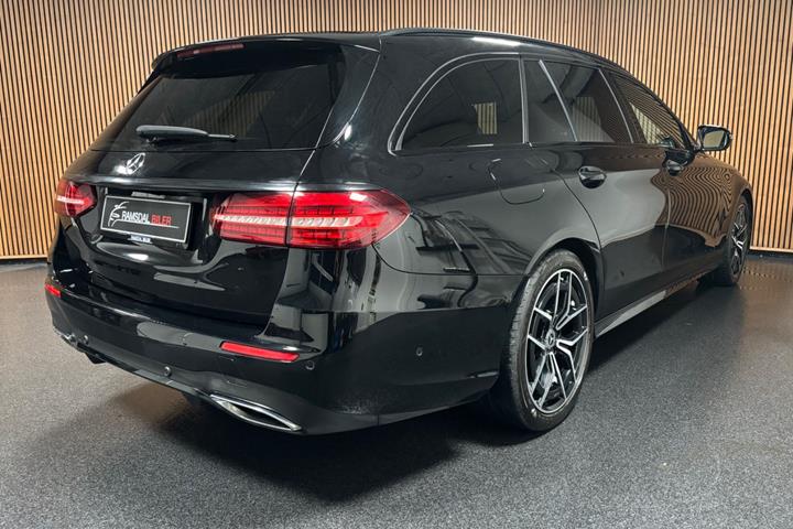 Sort Mercedes E220 d fra 2022