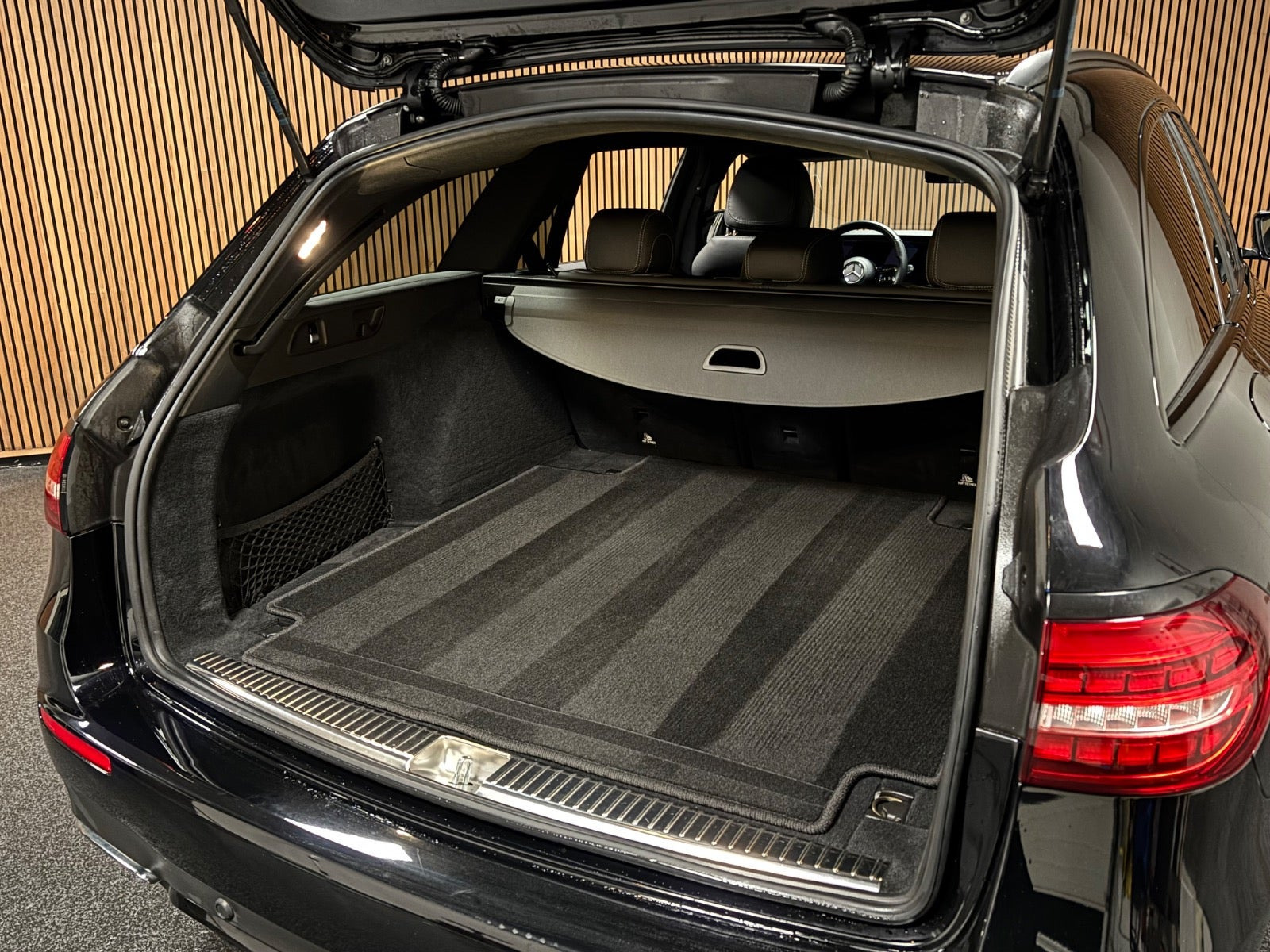 Sort Mercedes E220 d fra 2022