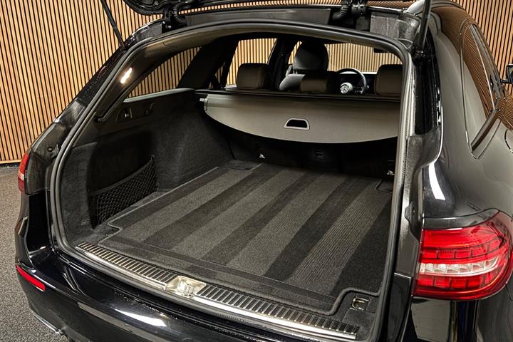 Sort Mercedes E220 d fra 2022