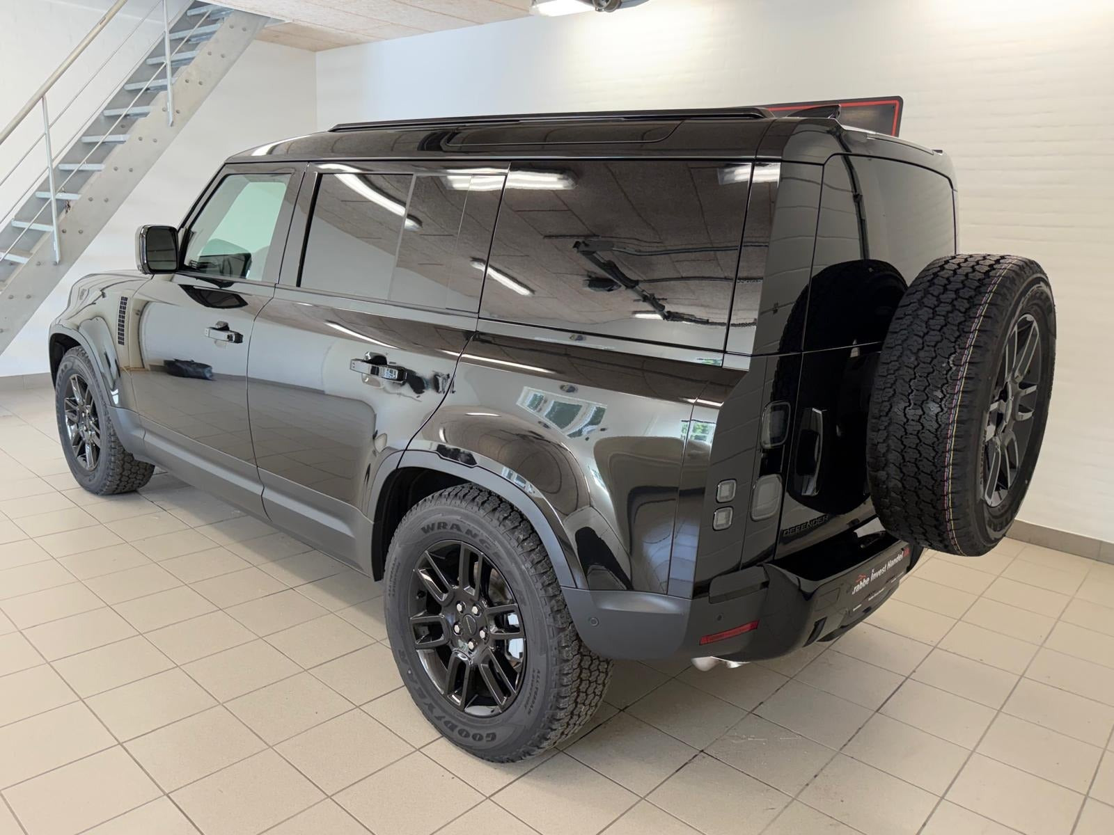 Sort Land Rover Defender 110 fra 2026