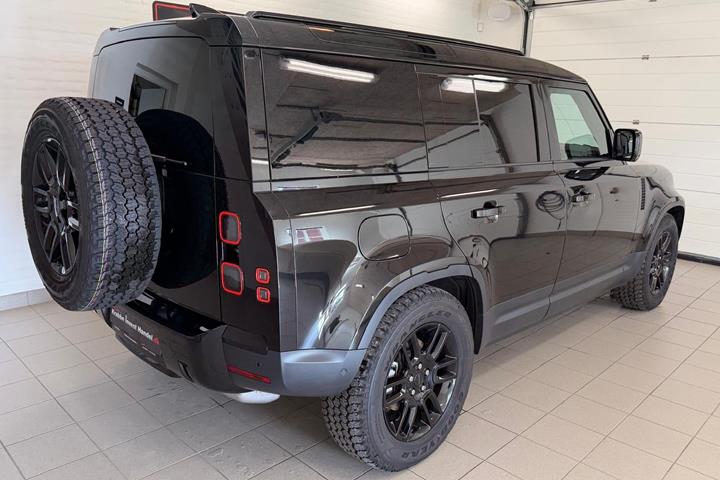 Sort Land Rover Defender 110 fra 2026