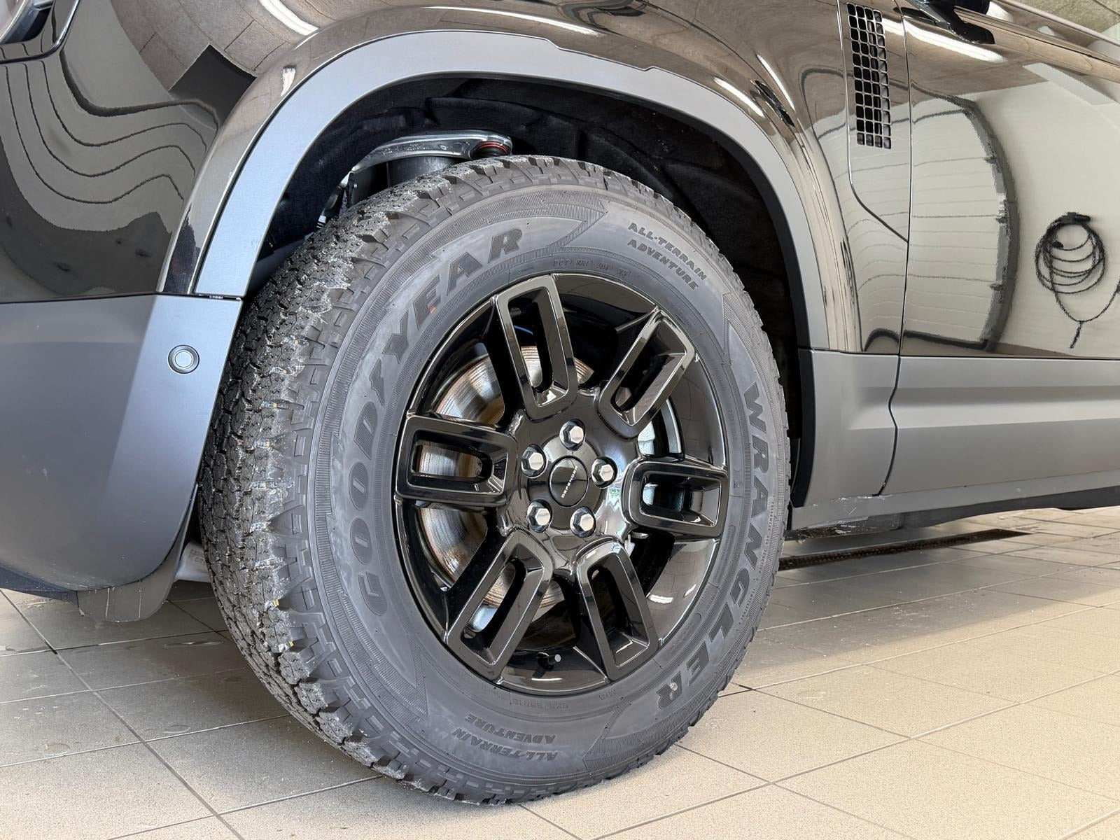 Sort Land Rover Defender 110 fra 2026