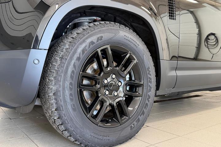 Sort Land Rover Defender 110 fra 2026