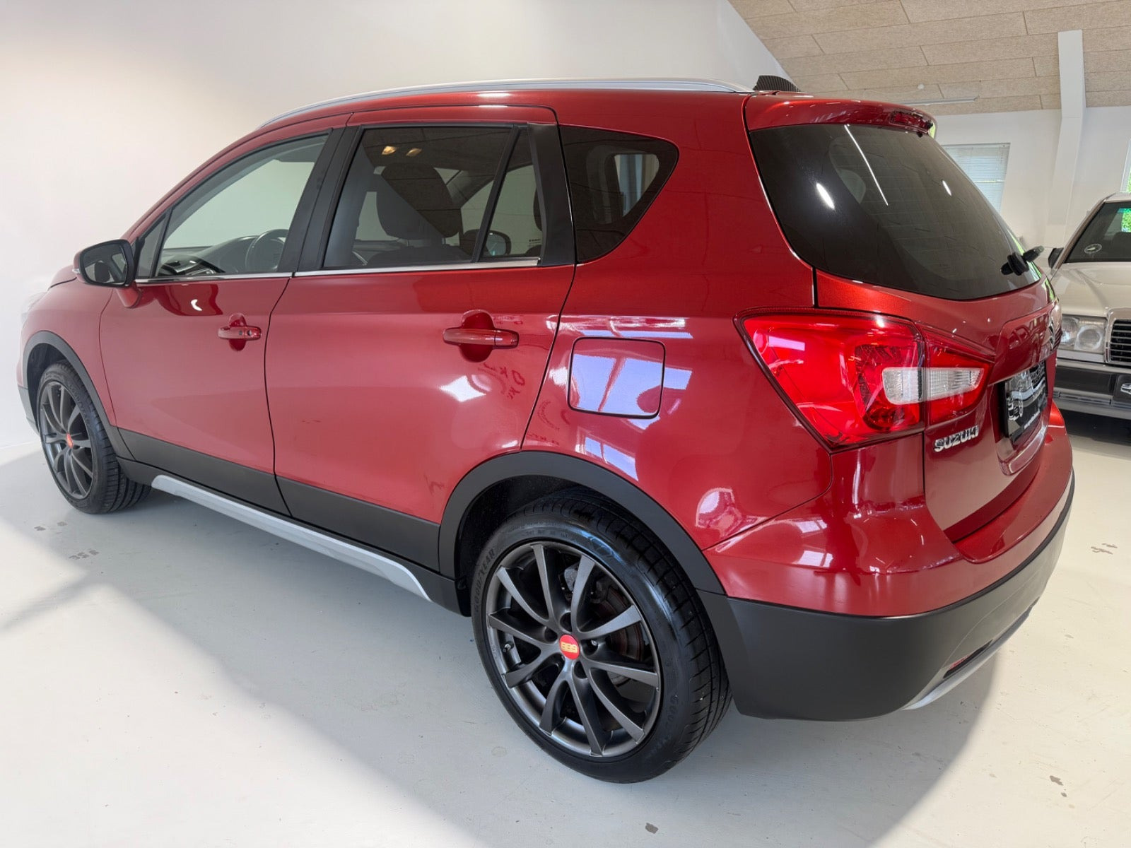 Rød Suzuki S-Cross fra 2016