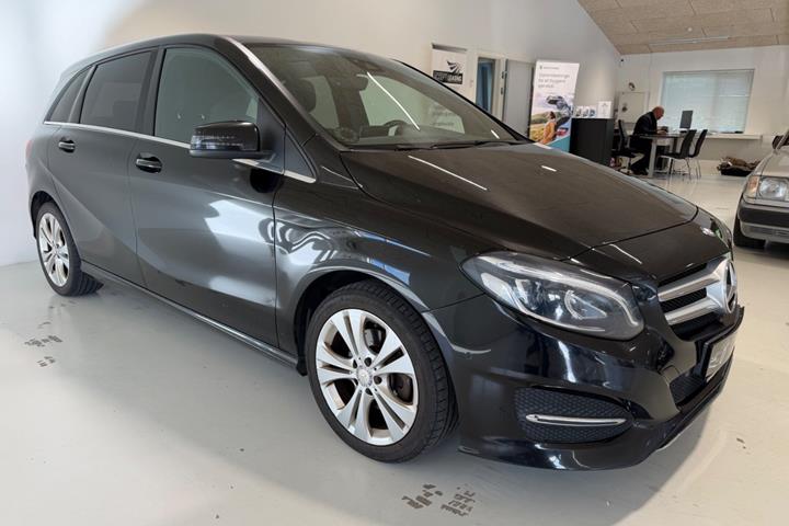 Sort Mercedes B200 d fra 2016