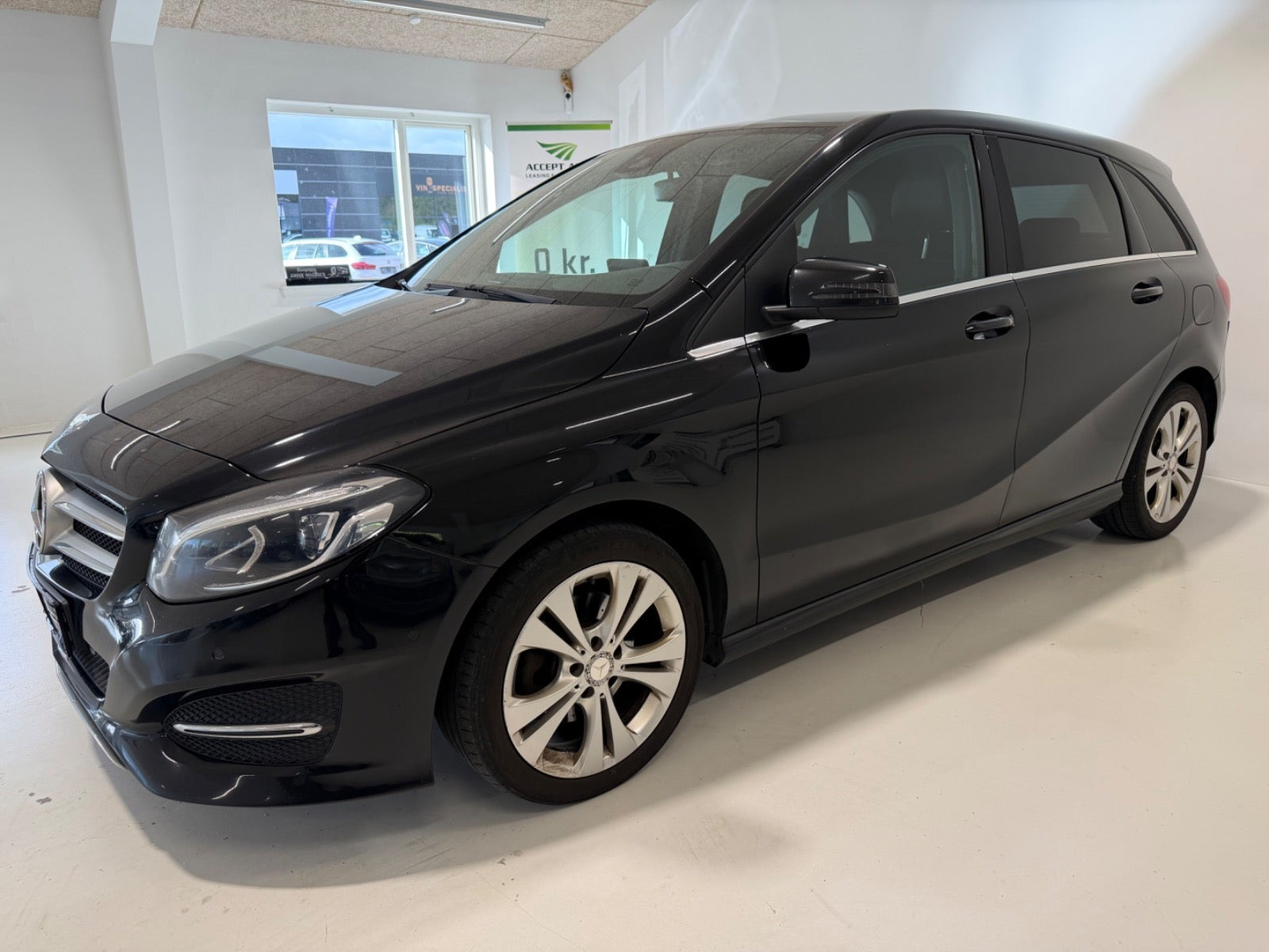Sort Mercedes B200 d fra 2016