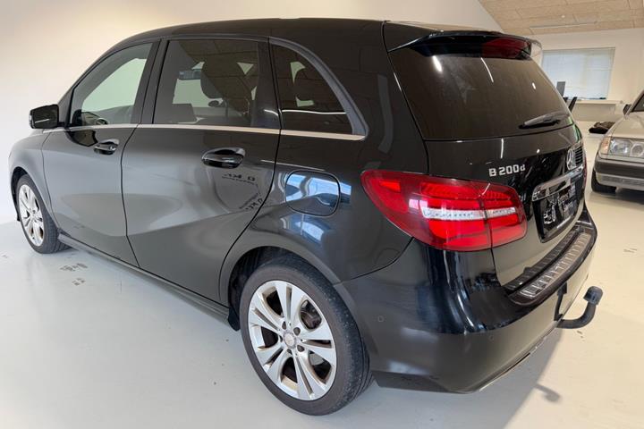Sort Mercedes B200 d fra 2016
