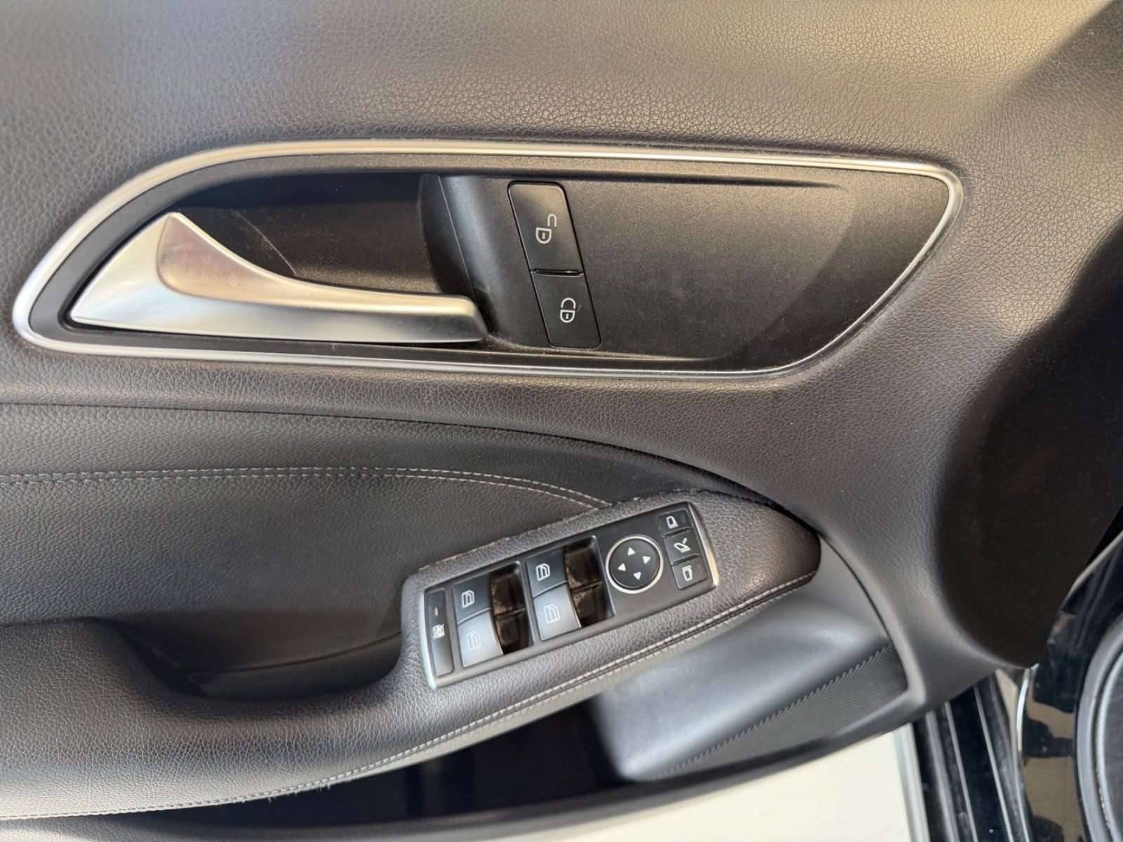 Sort Mercedes B200 d fra 2016