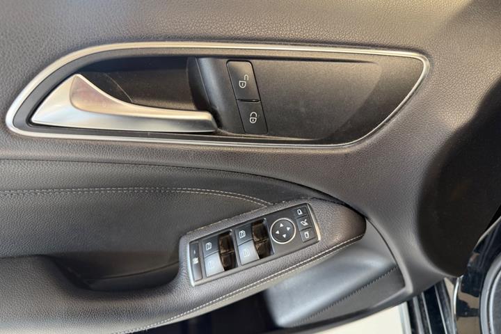 Sort Mercedes B200 d fra 2016
