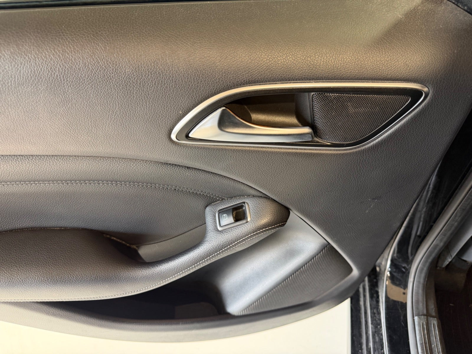 Sort Mercedes B200 d fra 2016