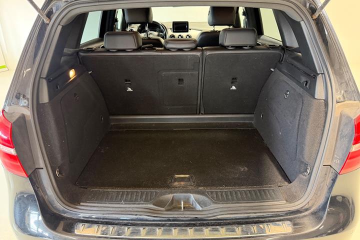 Sort Mercedes B200 d fra 2016