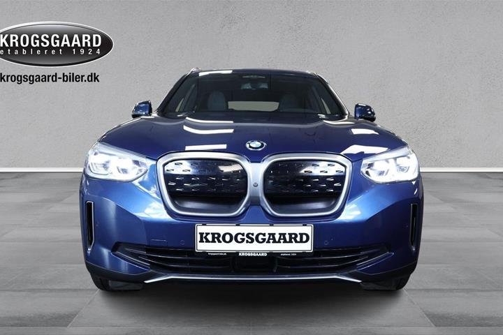 Blå BMW iX3 fra 2021