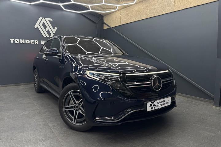 Blå Mercedes EQC400 fra 2023 set udefra