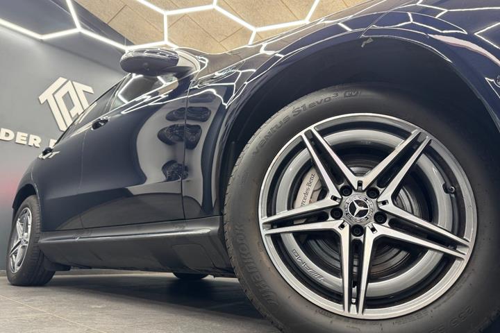 Blå Mercedes EQC400 fra 2023