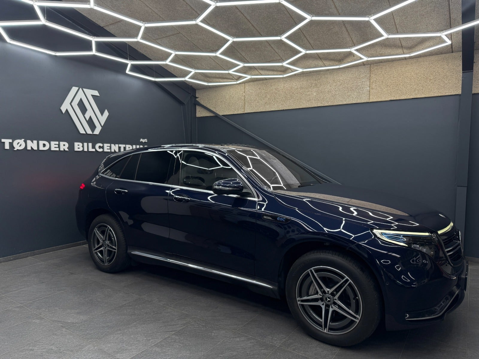 Blå Mercedes EQC400 fra 2023