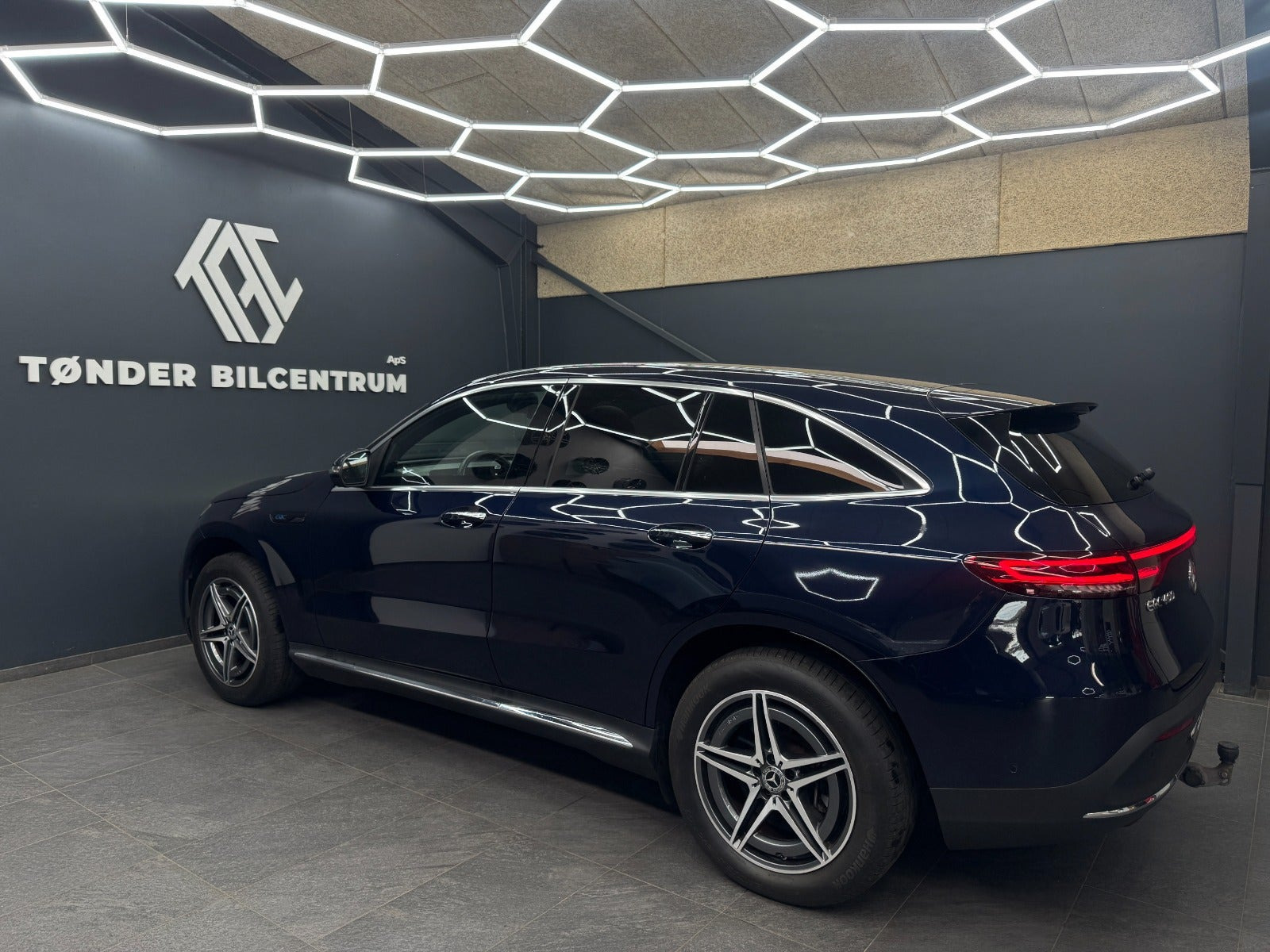 Blå Mercedes EQC400 fra 2023