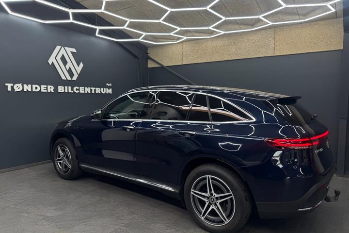Blå Mercedes EQC400 fra 2023