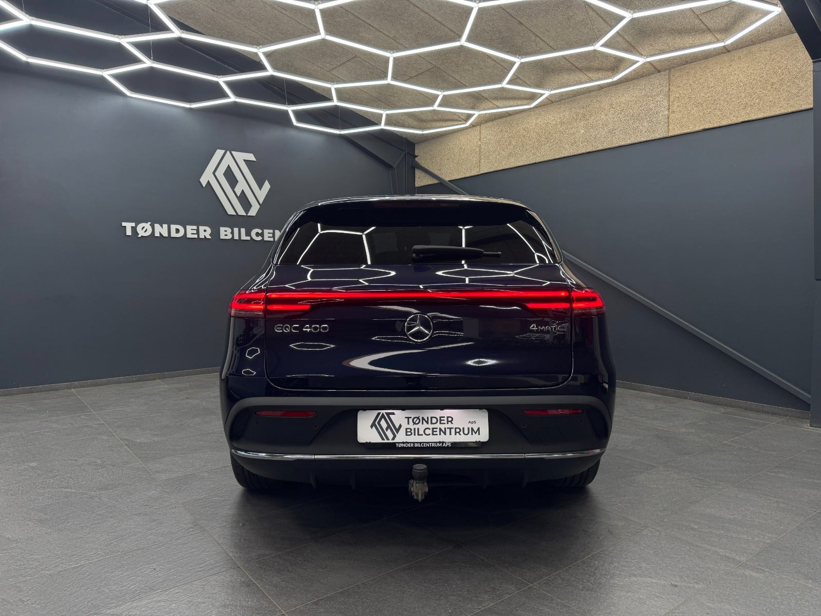 Blå Mercedes EQC400 fra 2023