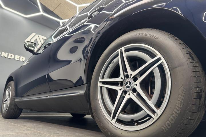 Blå Mercedes EQC400 fra 2023