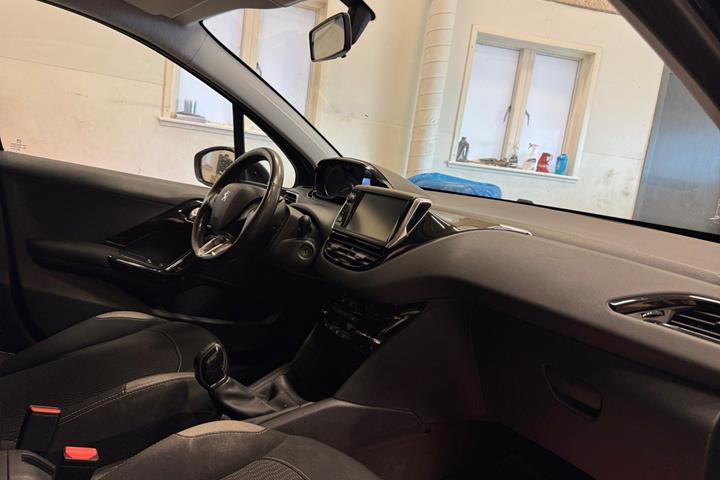 Sort Peugeot 208 fra 2017