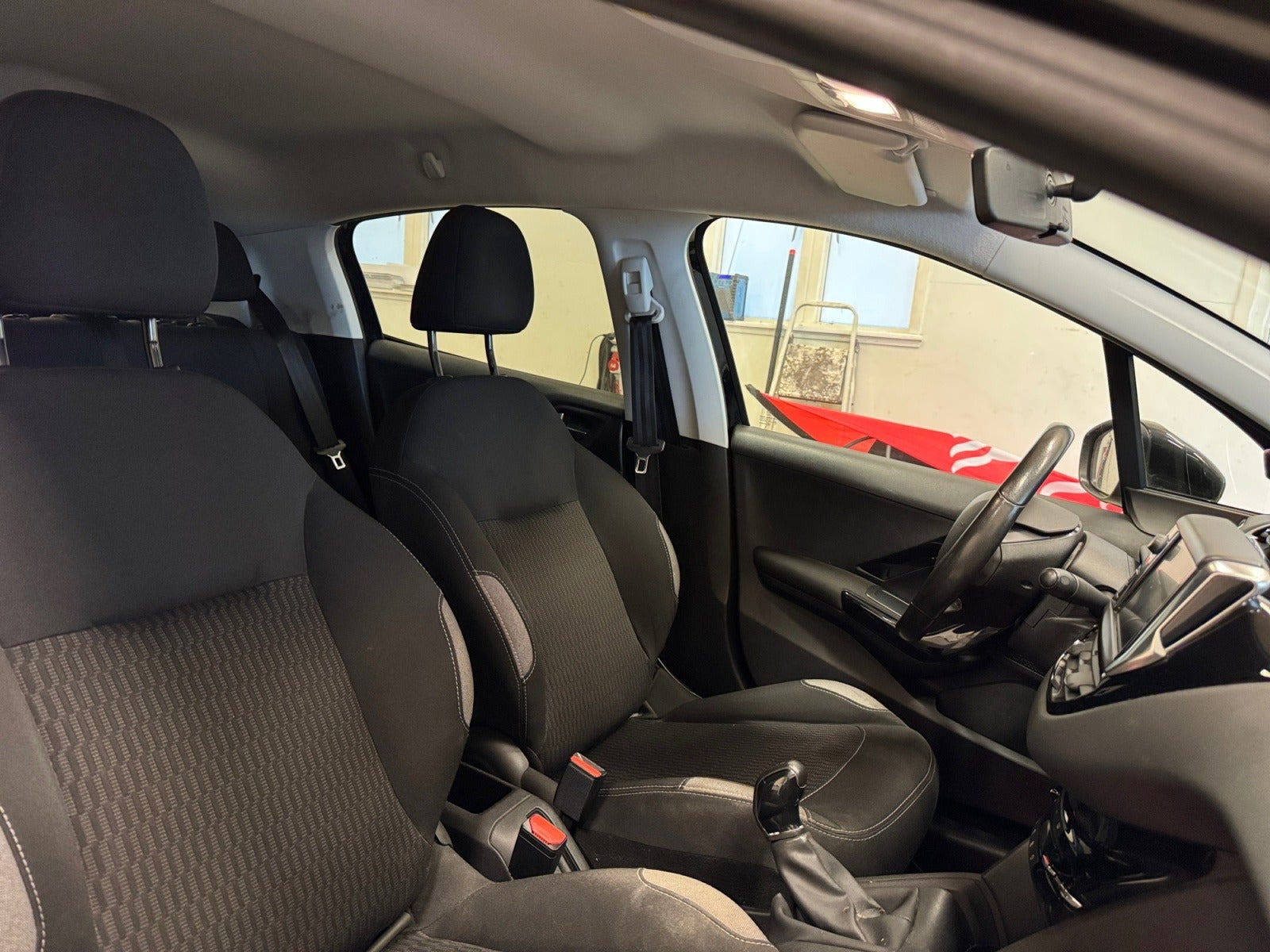 Sort Peugeot 208 fra 2017