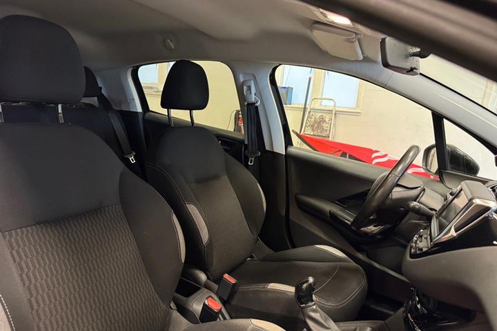 Sort Peugeot 208 fra 2017