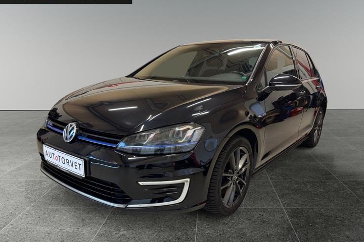 Sort VW Golf VII fra 2015 set udefra