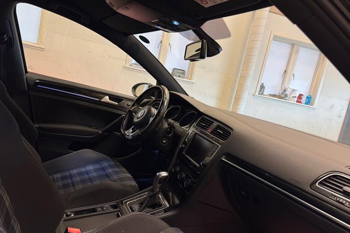 Sort VW Golf VII fra 2015