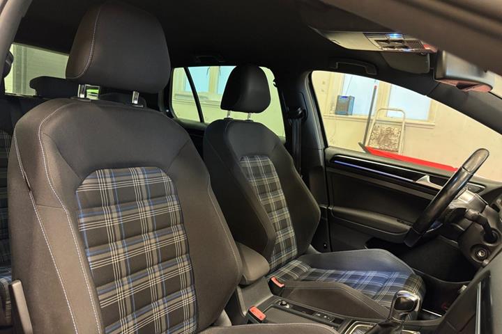 Sort VW Golf VII fra 2015
